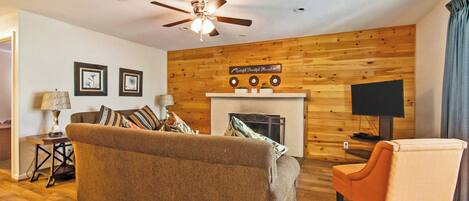 Televisie, een open haard en een tafeltennistafel