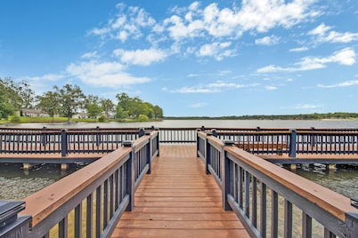 Upgraded Lake Tansi Condo – 3BR Comfort & Cozy Vibes!