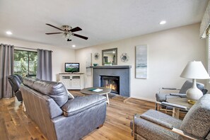 TV, fireplace, ping pong - Upgraded Lake Tansi Condo – 3BR Comfort & Cozy Vibes! (Crossville)