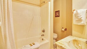 Ein Badezimmer mit Badewanne, Toilette und Waschbecken.