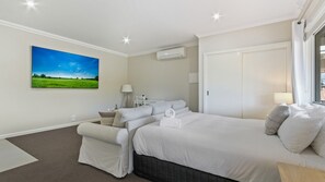 4 bedrooms, iron/ironing board, free WiFi