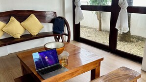 Une table en bois avec un ordinateur portable et un verre de bière, un banc en bois, une assise de banc en bois, une chaise en bois, un banc en bois avec un coussin, un banc en bois avec un coussin, un banc en bois avec un coussin, un banc en bois avec un coussin, un banc en bois avec un coussin, un banc en bois avec un coussin, un banc en bois avec un coussin, un banc en bois avec un coussin, un banc en bois avec un coussin, un banc en bois avec un coussin, un banc en bois avec un coussin, un banc en bois avec un coussin, un banc en bois avec un coussin, un banc en bois avec un coussin, un banc en bois avec un coussin, un banc en bois avec un coussin, un banc en bois avec un coussin, un banc en bois avec un coussin, un banc en bois avec un coussin, un banc en bois avec un coussin, un banc en bois avec un coussin, un banc en bois avec un coussin, un banc en bois avec un coussin, un banc en bois avec un coussin, un banc en bois avec un coussin, un banc en bois avec un coussin.