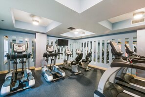 Condo, 1 cama King size y sofá cama (Calypso 2-103 West - Dolphin View) | Sala de fitness