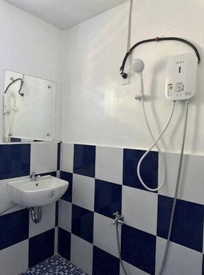 Dusch, hårtork, handdukar och tvål