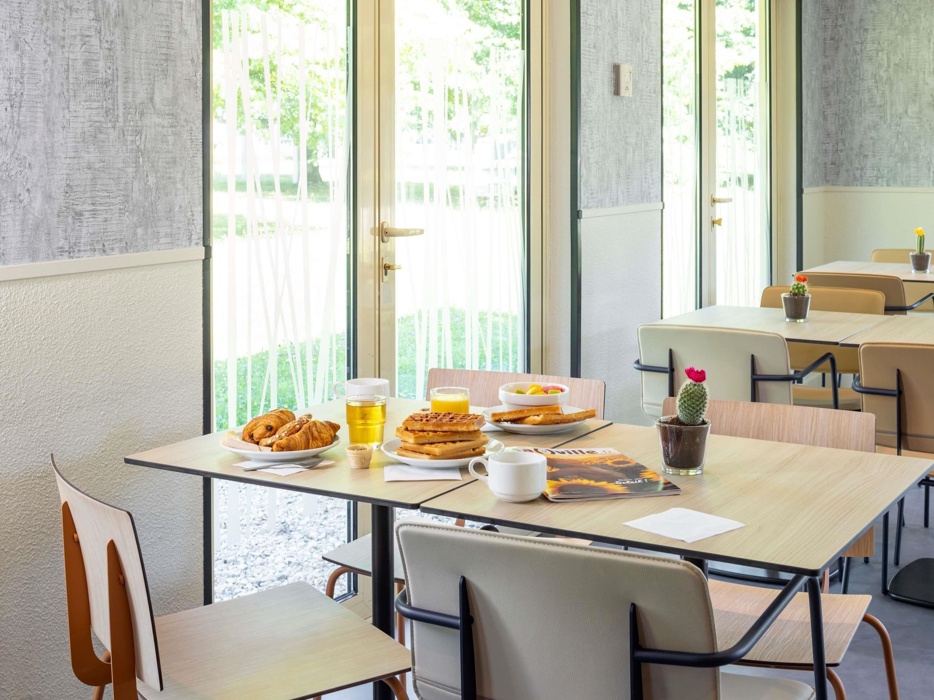 Daily buffet breakfast for a fee