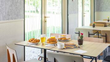 Petit déjeuner buffet (9.50 EUR par personne)