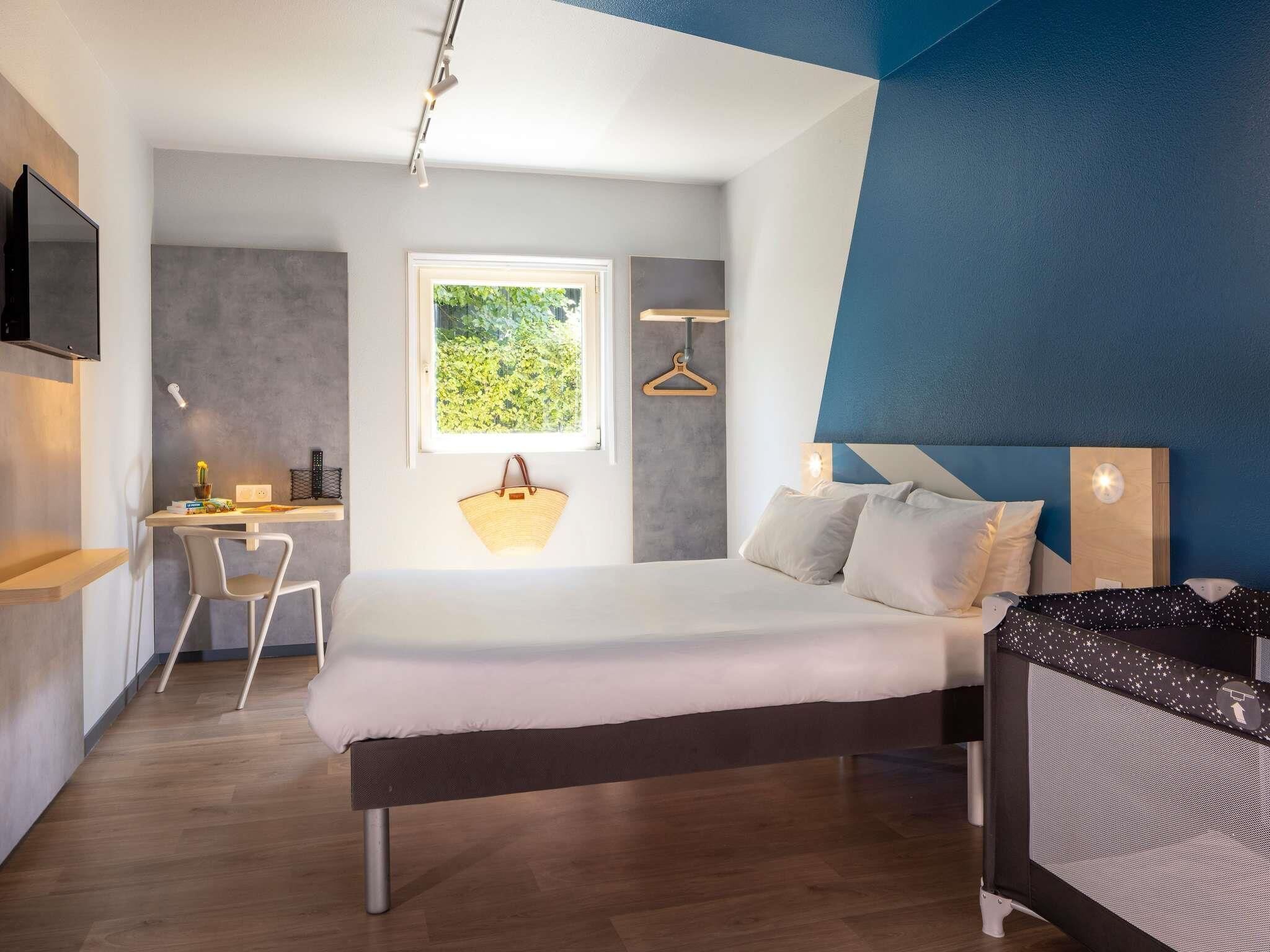 Room, 1 Double Bed | Laptop workspace, blackout drapes, soundproofing, iron/ironing board