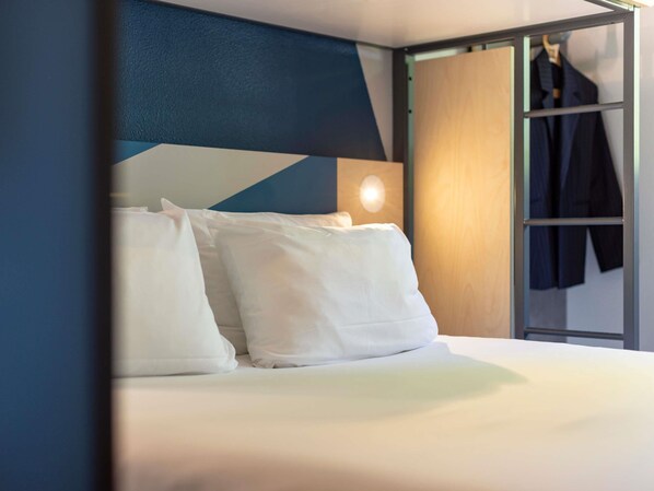 Triple Room, Multiple Beds | Laptop workspace, blackout drapes, soundproofing, iron/ironing board - Ibis Budget Bourg-En-Bresse (Bourg-en-Bresse)