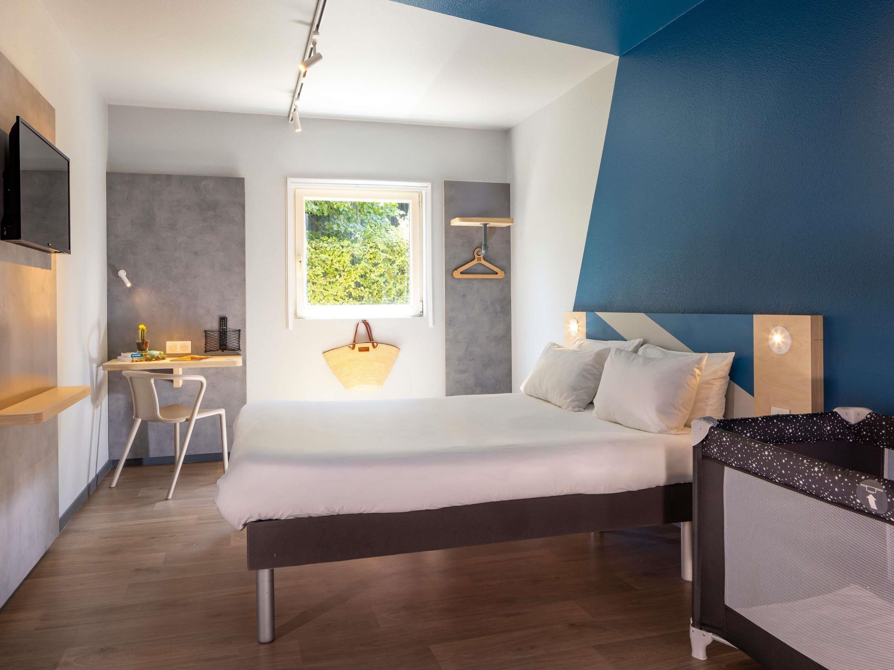 Room, 1 Double Bed | Laptop workspace, blackout curtains, soundproofing, iron/ironing board