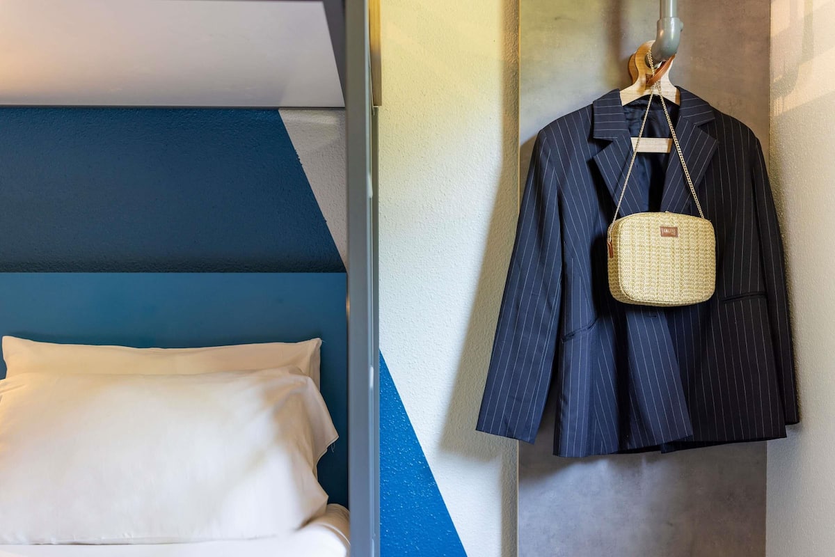 Rom – standard, flere senger | Skrivebord for bærbar PC, blendingsgardiner og lydisolert