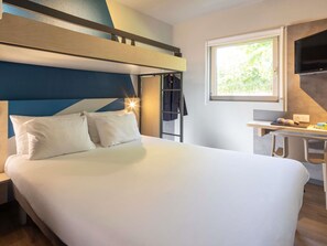 Triple Room, Berbilang Katil | Ruang kerja komputer riba, langsir/tirai gelap terus, kalis bunyi 