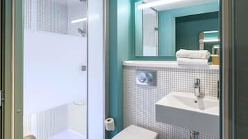 Room, 1 Double Bed | Laptop workspace, blackout drapes, soundproofing, iron/ironing board