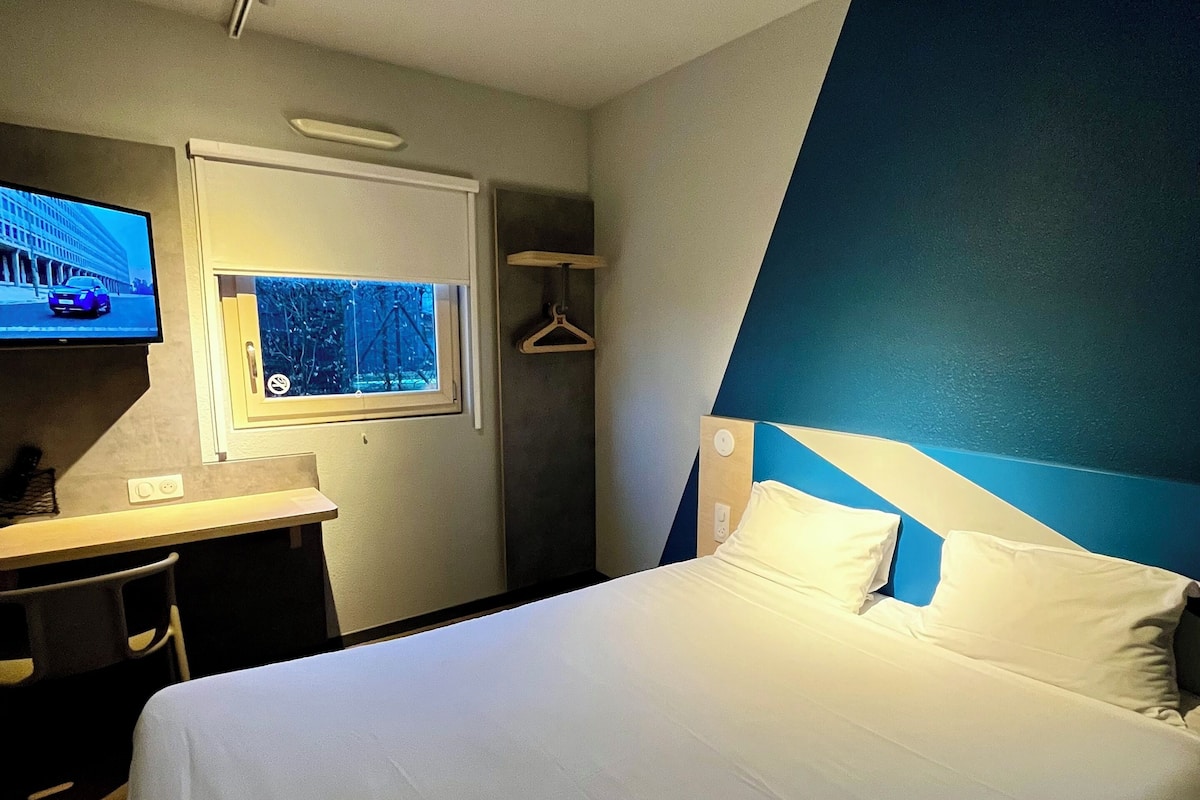 Espacio para trabajar con laptop y cortinas blackout