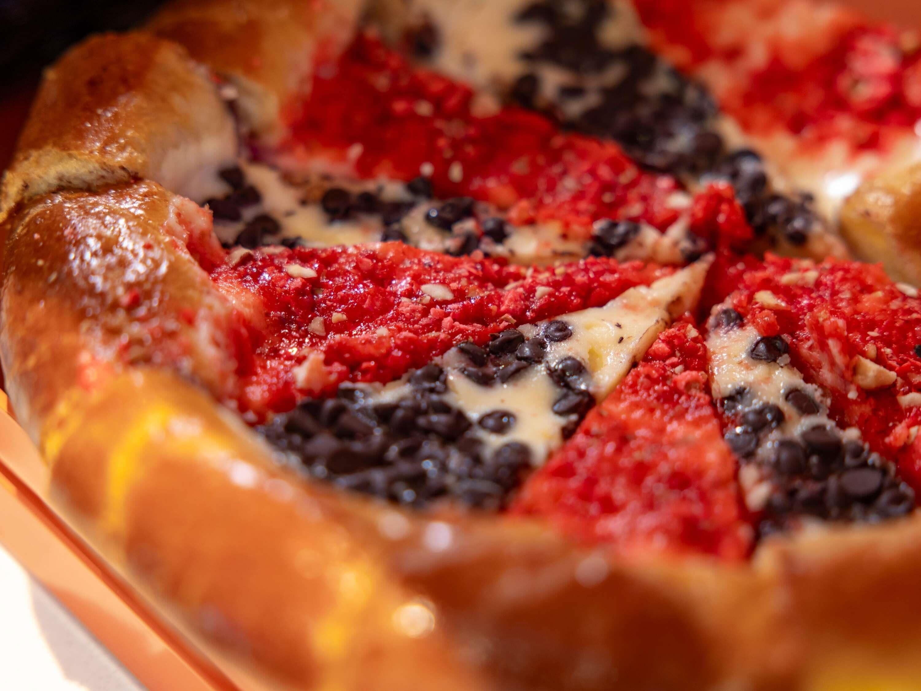 Pizza met toppings.