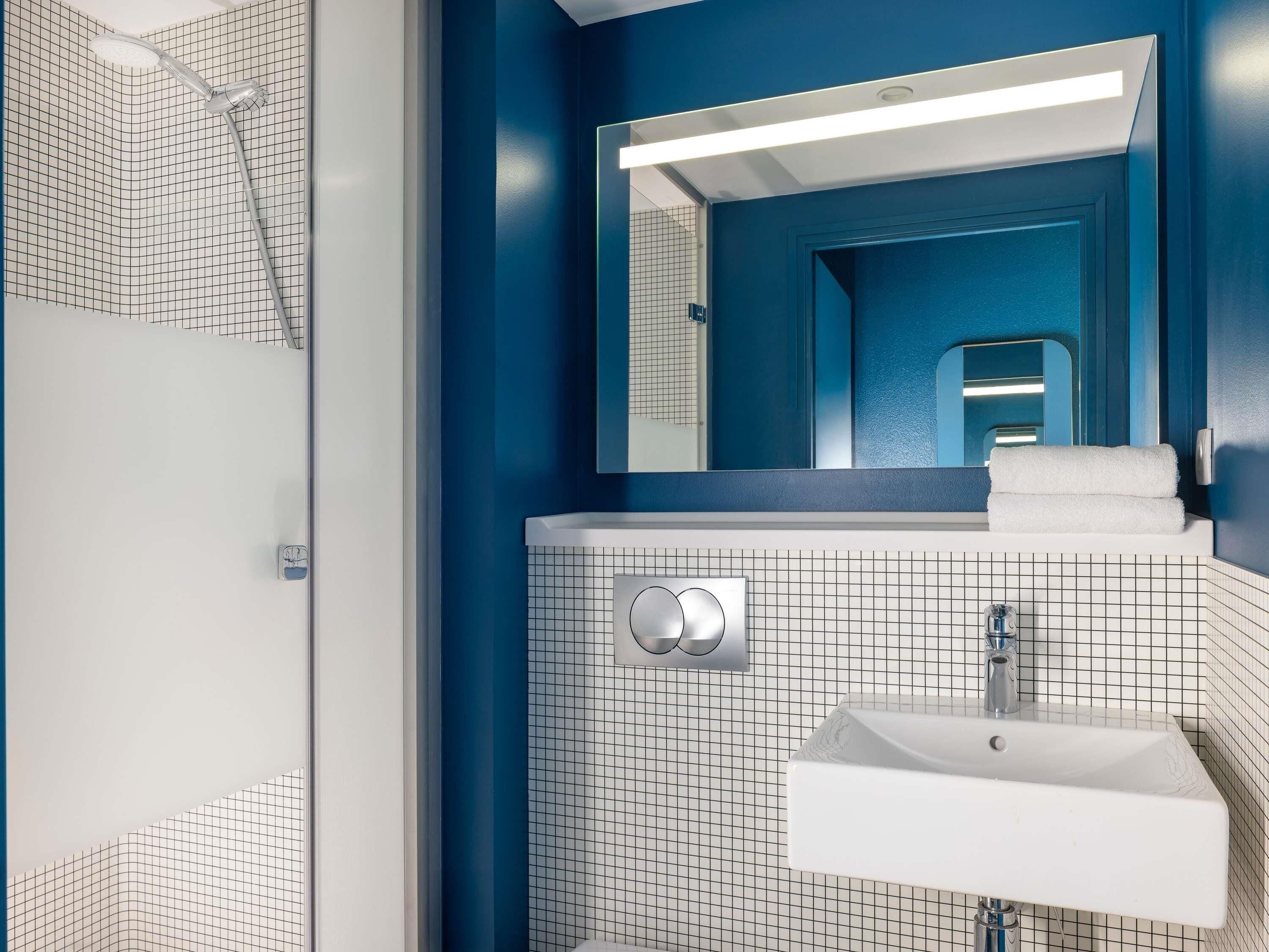 Skrivebord for bærbar PC, blendingsgardiner og lydisolert