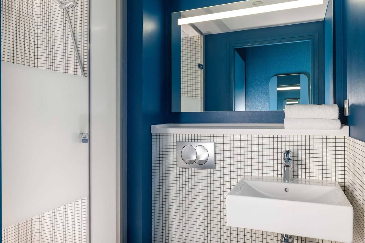 Skrivebord for bærbar PC, blendingsgardiner og lydisolert