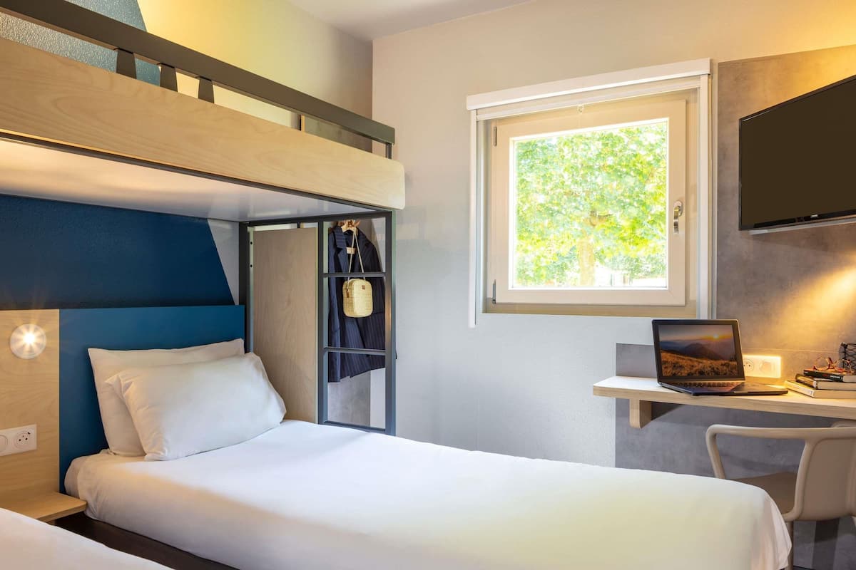 Skrivebord for bærbar PC, blendingsgardiner og lydisolert