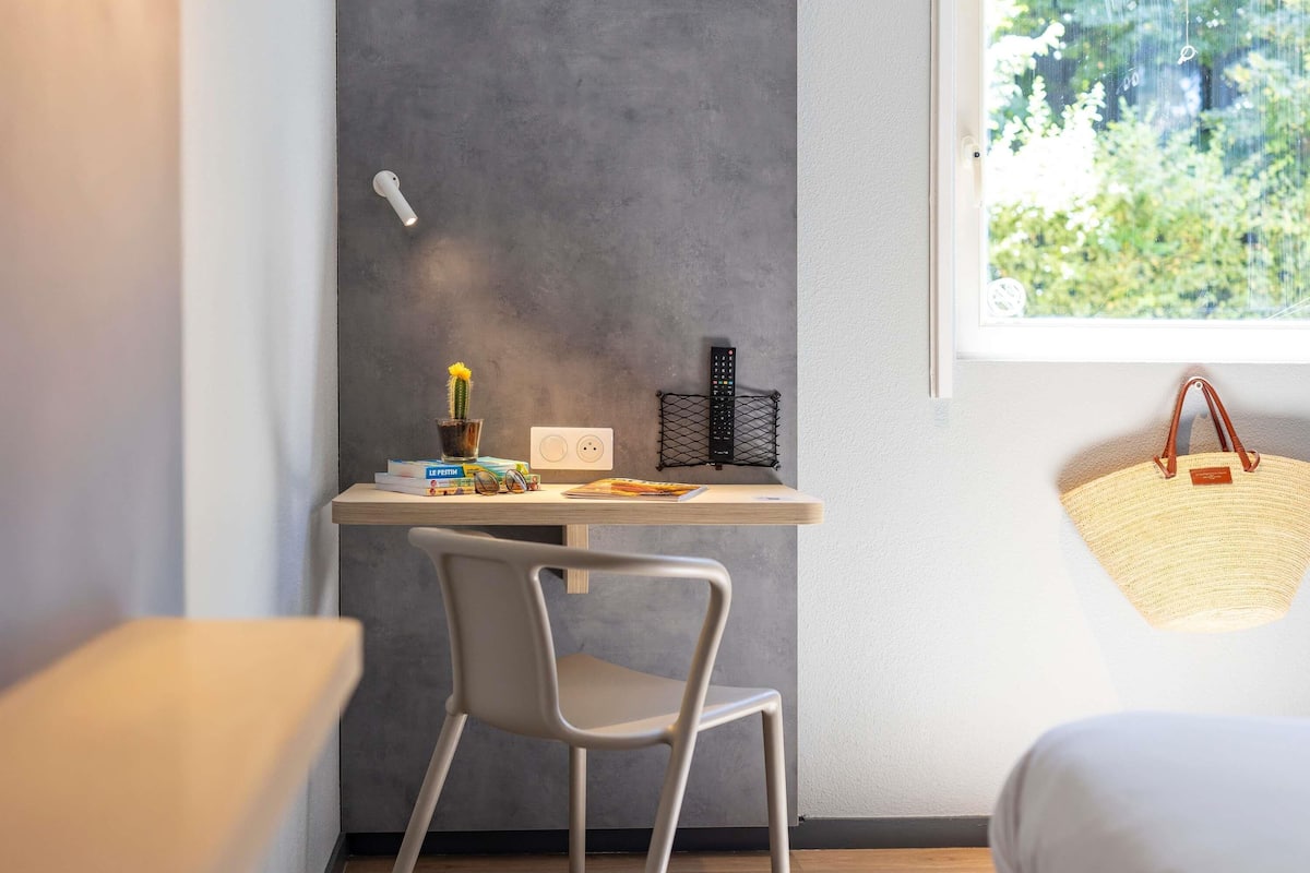 Room, 1 Double Bed | Laptop workspace, blackout drapes, soundproofing, iron/ironing board