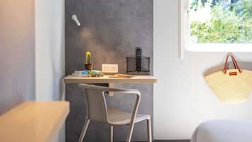Quarto, 1 cama de casal | Espaço de trabalho para notebook, cortinas blackout