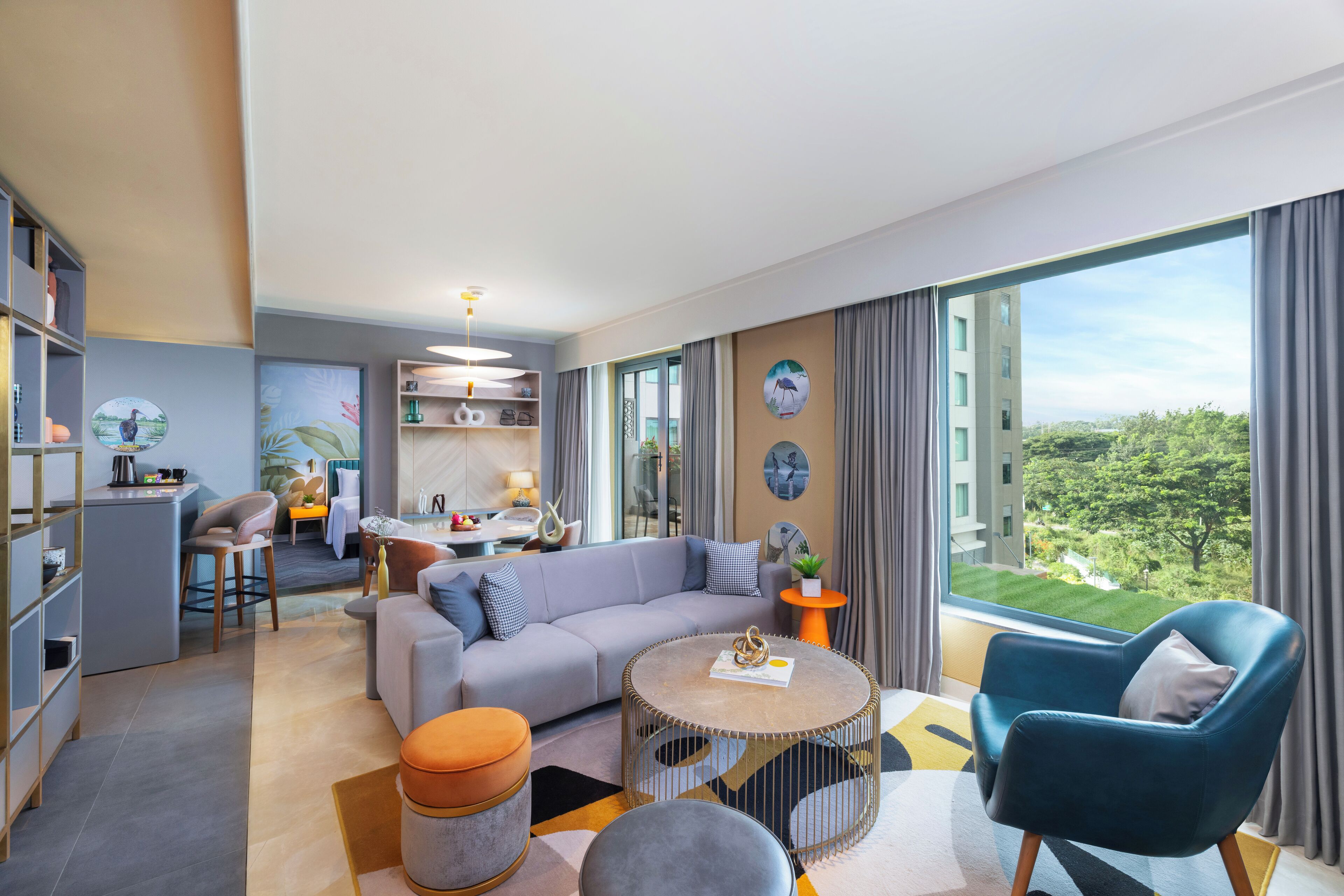 Deluxe-Suite, 1 Queen-Bett | Wohnbereich | 50-Zoll-Smart-TV mit Kabelempfang, Bücher