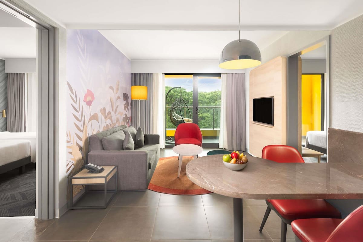 Suite studio supérieure, 1 grand lit, balcon | Minibar, coffre-fort, ameublement unique, bureau