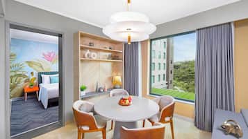 Deluxe Suite, 1 Queen Bed | Living area