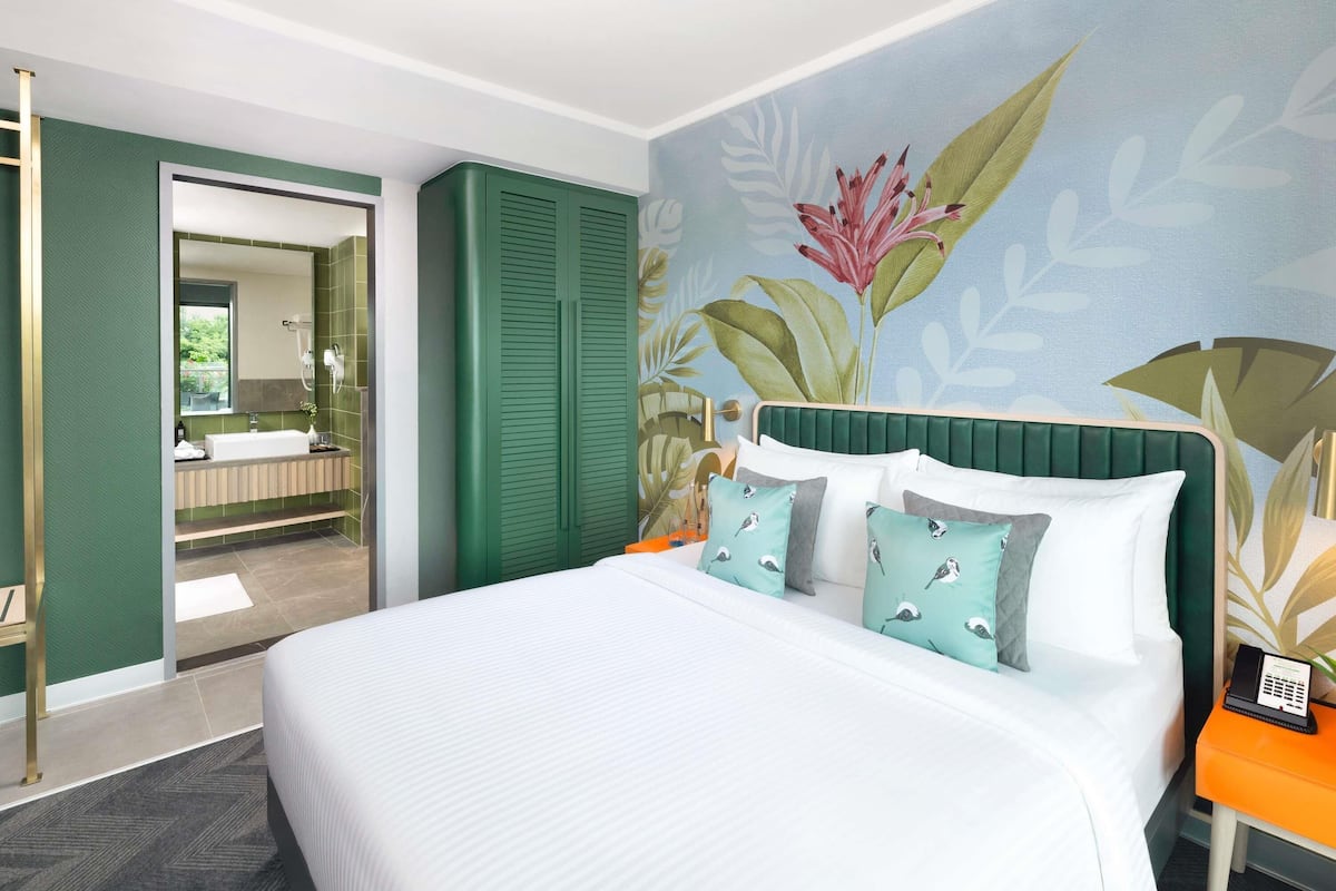 Minibar, coffre-fort, ameublement unique, bureau