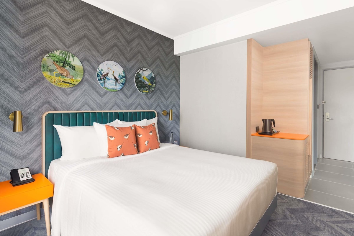 Chambre Standard, 1 grand lit | Minibar, coffre-fort, ameublement unique, bureau