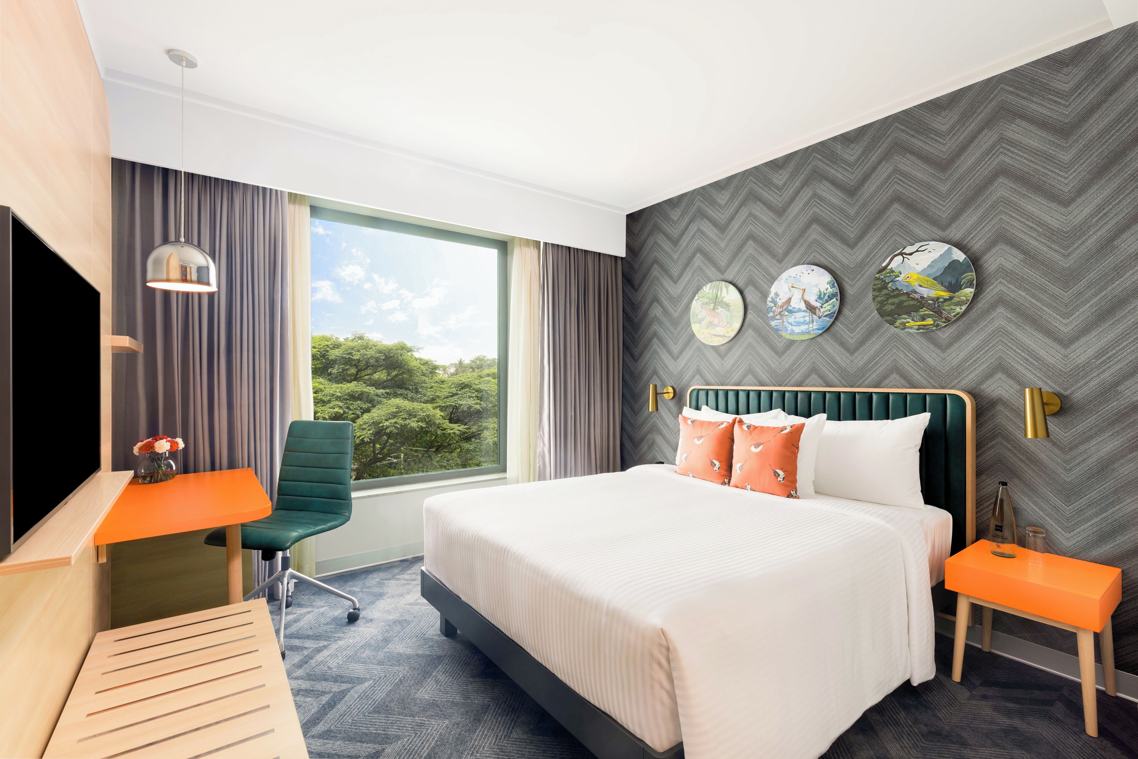 Minibar, Zimmersafe, individuell eingerichtet, Schreibtisch