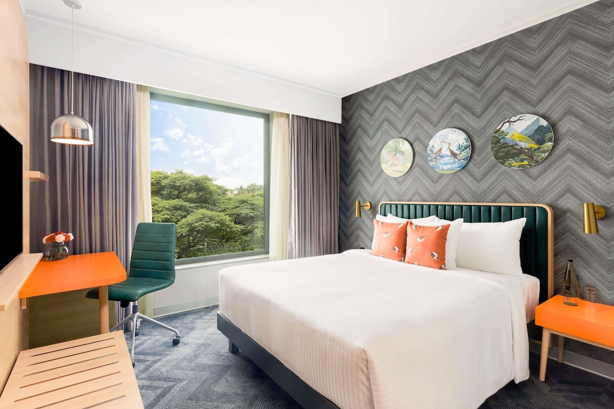 Minibar, safe på rommet, individuelt innredet og skrivebord