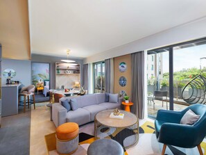 1 kamar tidur, minibar, dan brankas