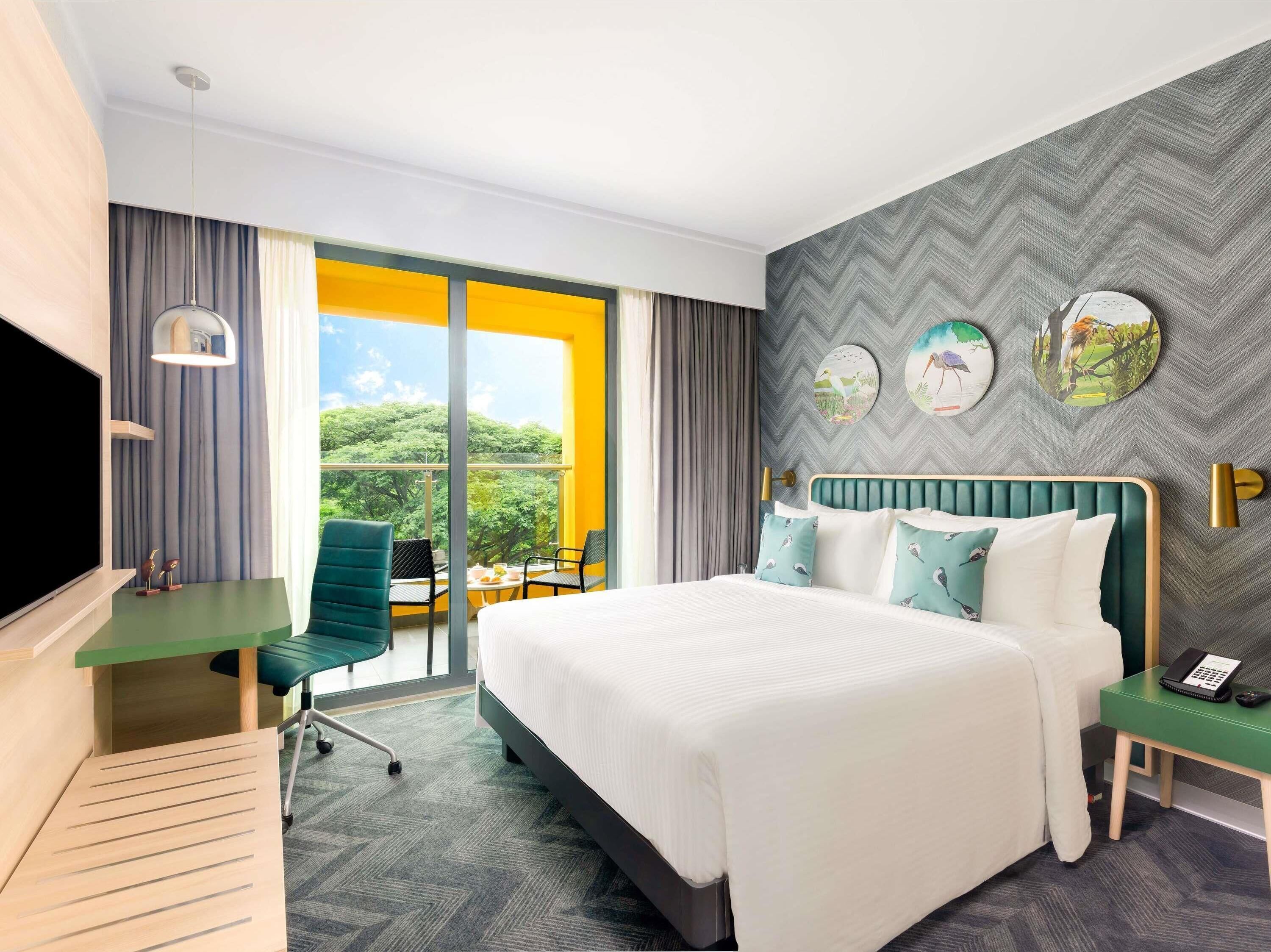 Suite Studio Supérieure, 1 grand lit, balcon | Minibar, coffres-forts dans les chambres, ameublement personnalisé