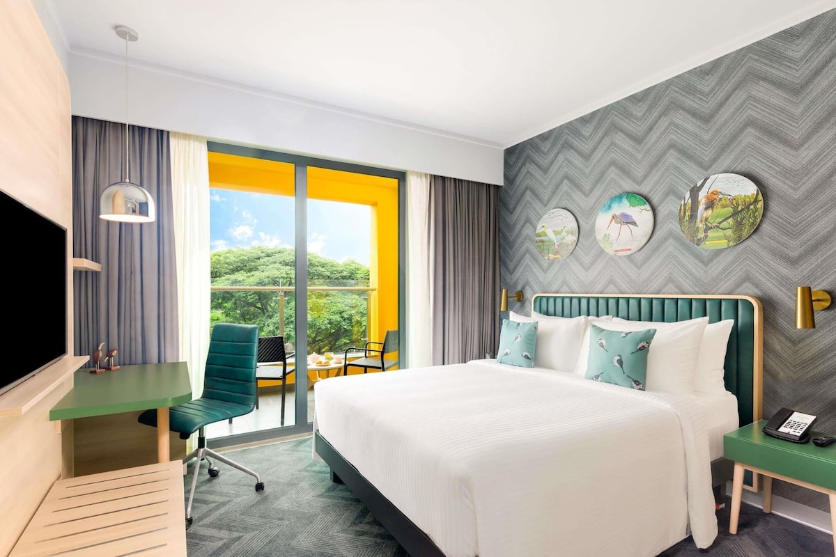 1 kamar tidur, minibar, dan brankas