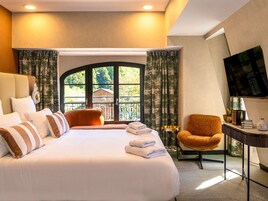 Minibar, in-room safe, soundproofing, free WiFi