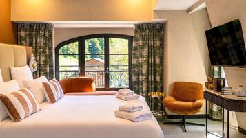 ミニバー、セーフティボックス (室内)、防音設備、WiFi (無料)