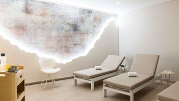 Een sauna, een bubbelbad, een stoombad, massagebehandelingen