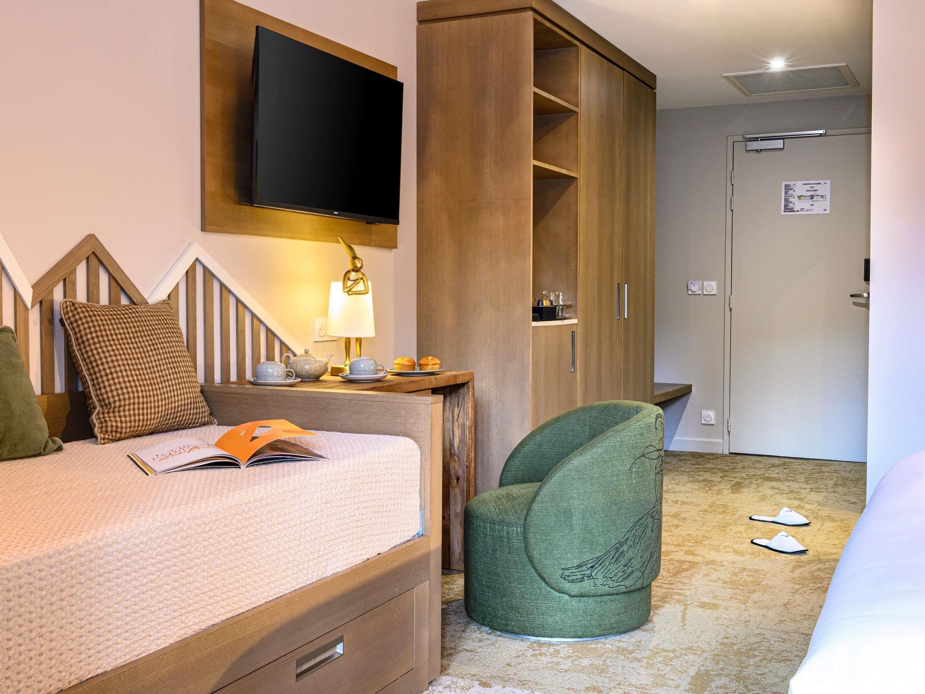 Privilege, Familiekamer, balkon, uitzicht op bergen | Een minibar, een kluis op de kamer, geluiddichte muren, gratis wifi