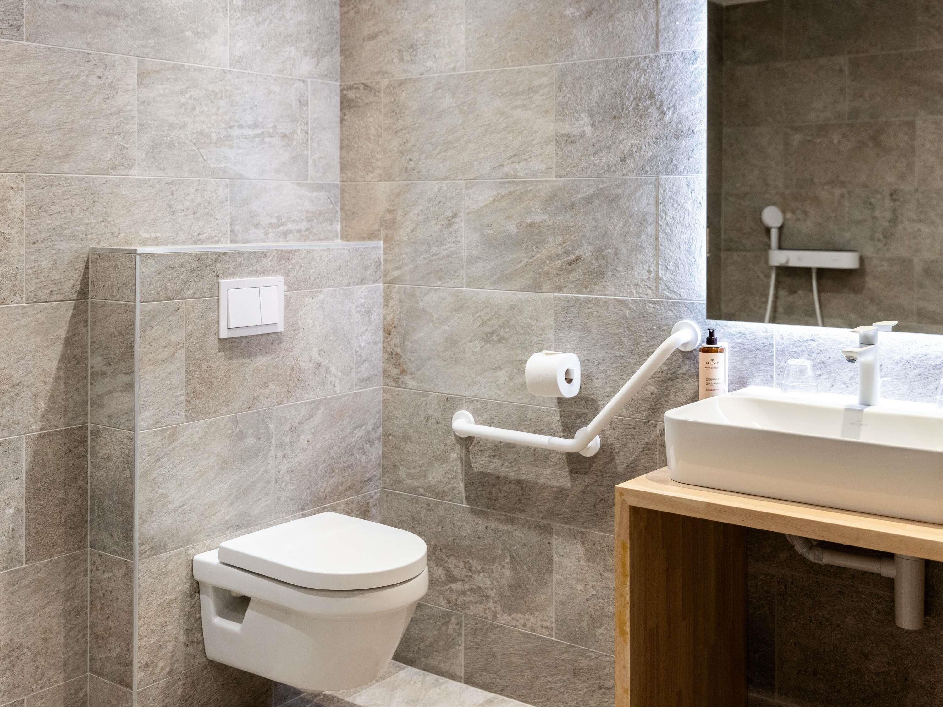 Minibar, in-room safe, soundproofing, free WiFi