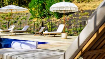 季節限定屋外プール、営業時間 7:00 ~ 21:00、プール パラソル、サンラウンジャー