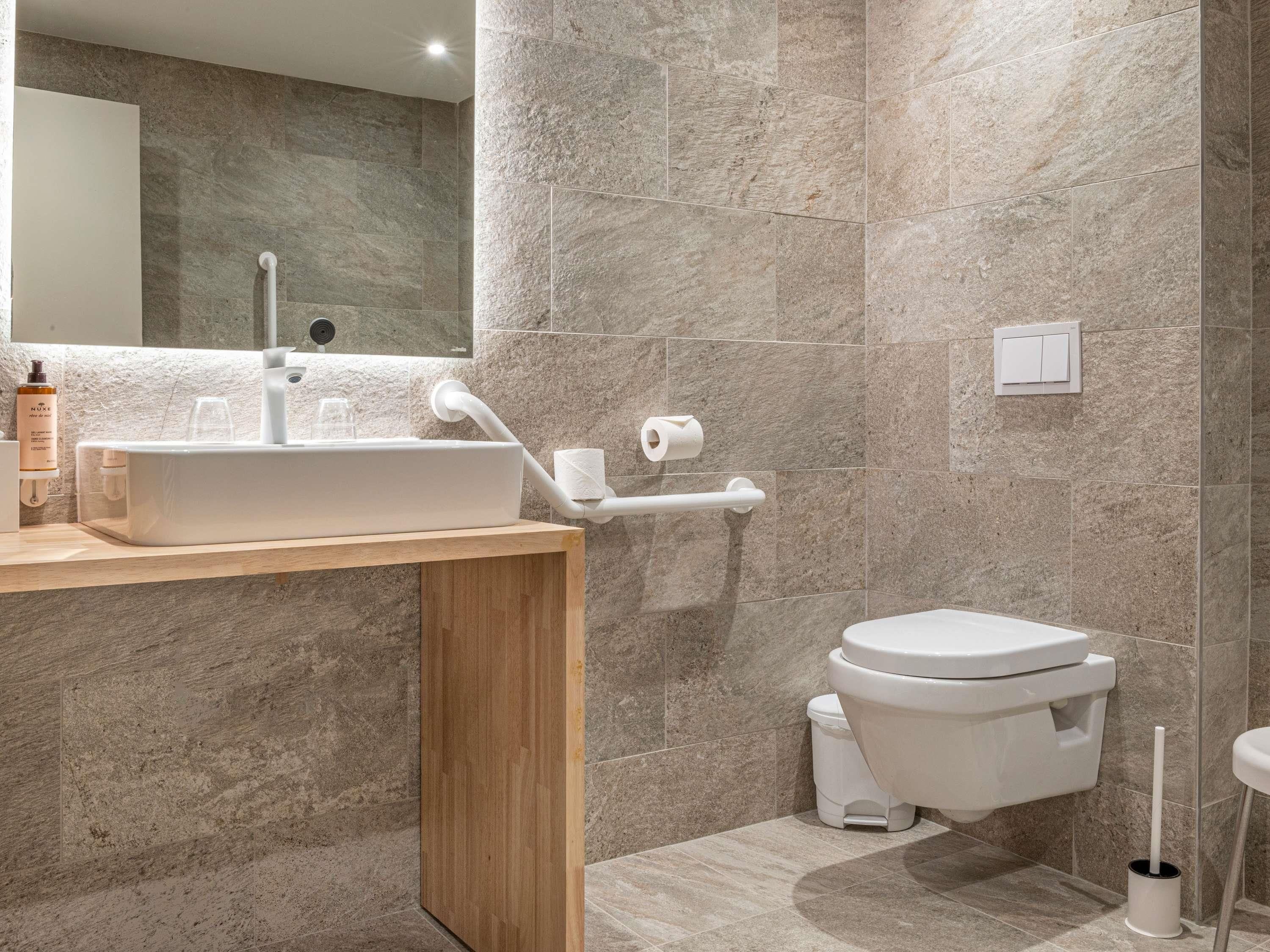 Un baño moderno con lavamanos integrado, inodoro y bidé.