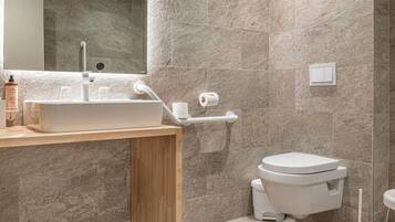 Un baño moderno con lavamanos integrado, inodoro y bidé.
