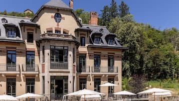 2 bar/ruang istirahat