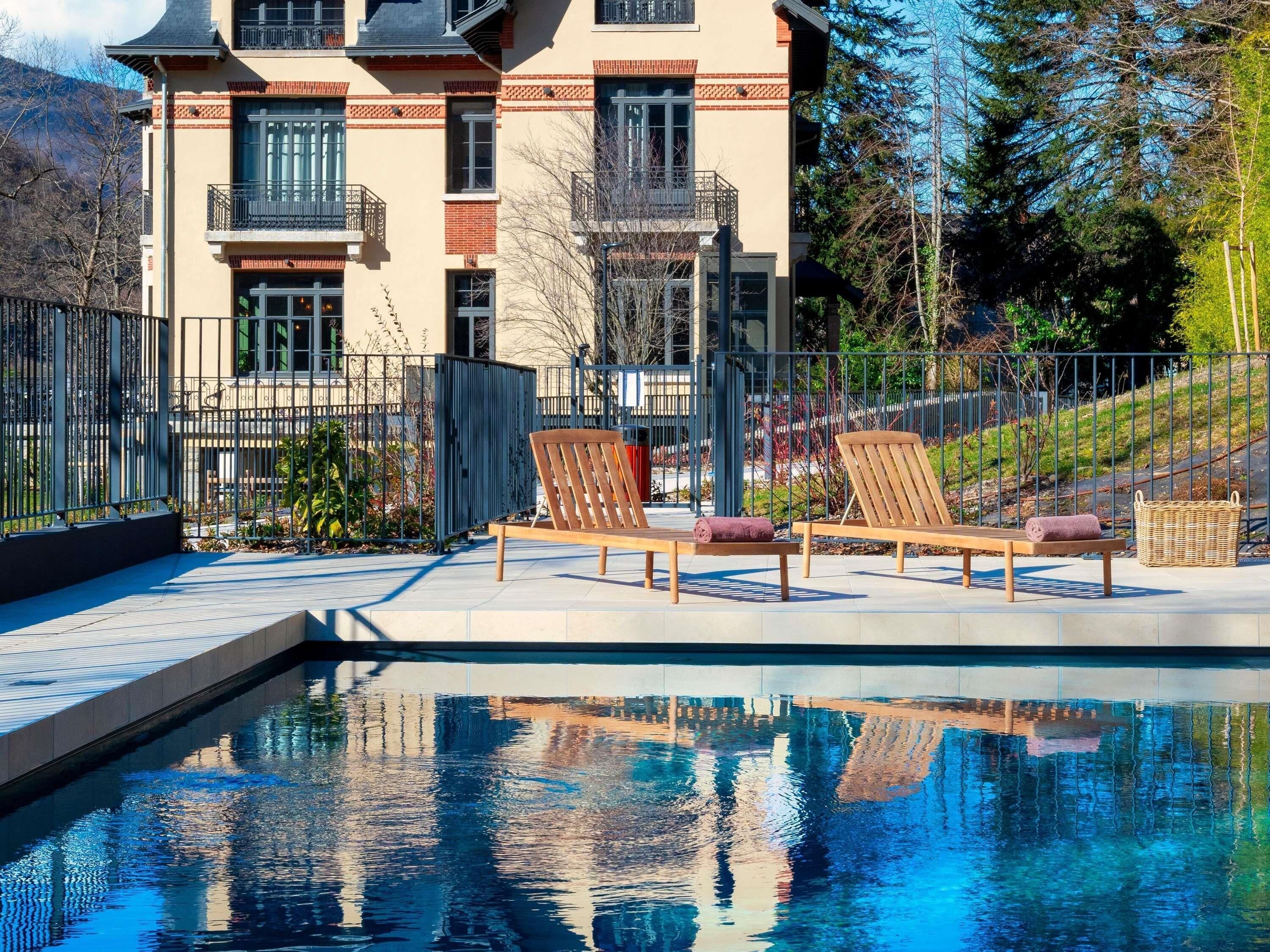 Außenpool (je nach Saison geöffnet), Sonnenschirme, Liegestühle