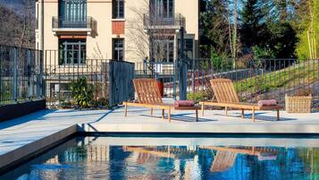 AuĂenpool (je nach Saison geöffnet), Sonnenschirme, LiegestĂŒhle