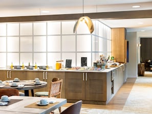 Frukostbuffé varje dag (EUR 20 per person)