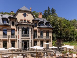 2 bares o lounges 