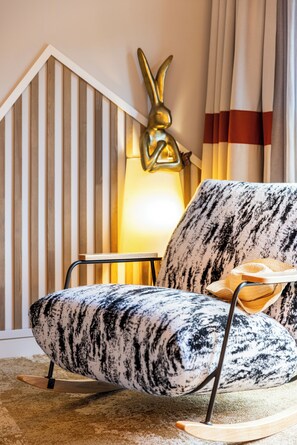 Classic Room, 1 King Bed | Minibar, in-room safe, soundproofing, free WiFi