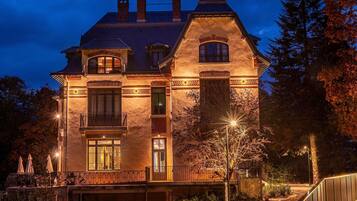 Un grand bâtiment à deux étages, doté d’un balcon et d’un patio couvert.