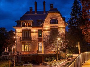 Un grand bâtiment à deux étages, doté d’un balcon et d’un patio couvert.