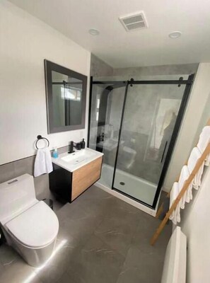 Haartrockner, Handtücher, Toilettenpapier